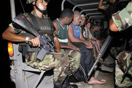 Cubanos escoltados por soldados mexicanos tras ser arrestados en Cancún Cubanos escoltados por soldados mexicanos tras ser arrestados en Cancún