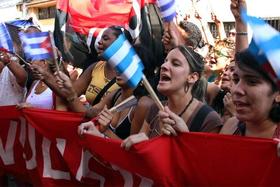 Simpatizantes del gobierno hostigan a las Damas de Blanco. La Habana, el 18 de marzo de 2011. (EFE)