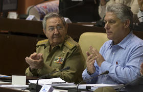 El gobernante cubano Raúl Castro aplaude junto al vicepresidente Miguel Díaz-Canel en una sesión legislativa en La Habana en diciembre de 2015