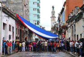 Partidarios del Gobierno cubano realizan una protesta contra las Damas de Blanco frente a la casa de la fallecida opositora Luara Pollán en La Habana
