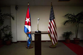 Las banderas de Cuba y EEUU en la sala del Palacio de las Convenciones, durante la primera ronda de conversaciones Cuba-EEUU