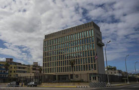 La bandera de Estados Unidos ondea frente a la embajada de EEUU en La Habana, Cuba