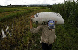 Campesino carga un saco de arroz. Campesino carga un saco de arroz.