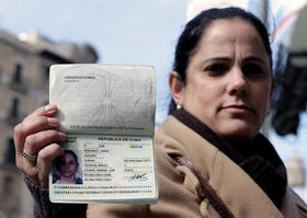 La ex esposa de un hijo de Fidel Castro, Idalmis Menéndez, muestra su pasaporte durante la protesta que ha realizado ante el Consulado de Cuba en Barcelona