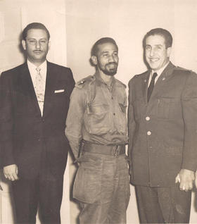 De izquierda a derecha: Alfonso José Zurbarán Trejo, encargado de negocios de la Embajada de Venezuela en Cuba (1959-1961), el comandante Juan Almeida y un agregado militar venezolano no identificado.