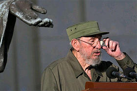 Fidel Castro habla en la escalinata de la Universidad de La Habana