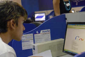 Sala de navegación de Internet en Cuba. (Fotografía tomada de Cubadebate.)