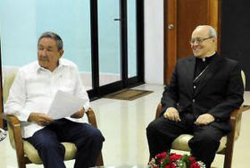 El cardenal Jaime Ortega (d) junto al actual gobernante cubano