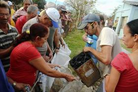 Cubanos hacen cola para adquirir carbón para cocinar tras el paso de Sandy. Cubanos hacen cola para adquirir carbón para cocinar tras el paso de Sandy