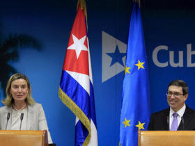 La Alta Representante de la Unión Europea en Política Exterior, Federica Mogherini, y el ministro cubano de Relaciones Exteriores, Bruno Rodríguez, tras la firma de un acuerdo político en La Habana, el pasado mes de marzo