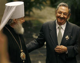 Raúl Castro tras recibir la condecoración. A su lado, el metropolita Kiril Gundjaev, de la Iglesia Ortodoxa rusa. La Habana, 19 de octubre de 2008. (AP)