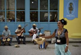 Escena cotidiana en la zona turística de La Habana