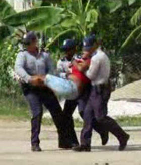 Arresto violento de Iris Tamara Pérez Aguilera por efectivos de la policía en Placetas, provincia de Villa Clara
