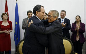 Manservisi abraza al ministro cubano para la Inversión Extranjera, Ricardo Guerrero, en La Habana el 26 de noviembre de 2008. (AP)