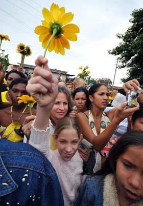 Miles de personas recibieron a la imagen de la Virgen de la Caridad del Cobre, conocida como la "Patrona de Cuba", en el poblado de Baracoa, en La Habana, (Cuba)