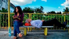 Foto tomada por Claudio Fuentes el domingo en La Habana. El padre de Antonio Rodiles y Ailer González permanecían en las afueras de la estación