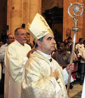 Angelo Becciu, nuevo nuncio del Papa en Cuba, durante la misa que presidió en la Catedral de La Habana. (PALABRA NUEVA) Angelo Becciu, nuevo nuncio del Papa en Cuba, durante la misa que presidió en la Catedral de La Habana. (PALABRA NUEVA)