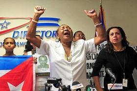 Reina Luisa Tamayo (c), madre del fallecido opositor Orlando Zapata Tamayo, durante su primera conferencia de prensa en Miami, Florida (EEUU), el 10 de junio de 2011. (EFE)