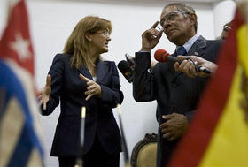 La secretaria de Estado española de Cooperación Internacional, Soraya Rodríguez, y el viceministro cubano de Cooperación, Ricardo Guerrero. (AP)