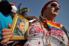 Un participante muestra un retrato de Fidel Castro durante la marcha oficial contra la homofobia por una céntrica avenida de la capital cubana