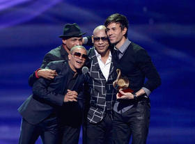 Descemer Bueno (atrás) con Gente de Zona y Enrique Iglesias durante la entrega de Premios Lo Nuestro en 2015
