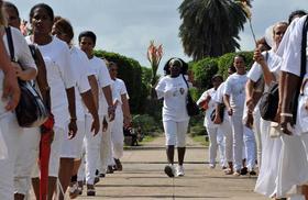 La líder de las Damas de Blanco, Berta Soler (c), marcha junto a unas 50 mujeres hoy, domingo 11 de diciembre de 2011, en La Habana