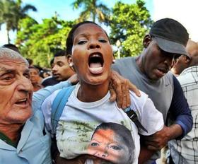 Imagen de la represión a las Damas de Blanco en esta foto de archivo. (Foto tomada del blog Mi propia Cuba.)