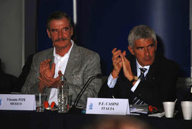 Vicente Fox (izq.), durante la reunión de la IDC en la que se nombró vicepresidente de honor a Oswaldo Payá. (CF)