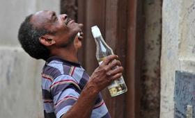 Hombre bebiendo ron en Cuba