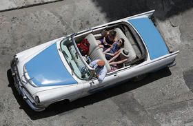 Turistas pasean a bordo de un automóvil descapotable estadounidense por La Habana, en esta imagen del 13 de mayo de 2015