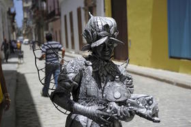 Beatriz Estevez, que estudia derecho en la Universidad de La Habana, trabaja como estatua viva en las calles de La Habana, el 15 de mayo de 2017