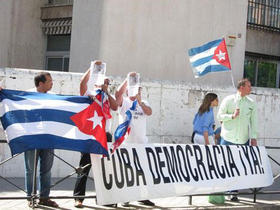 Protesta frente a la Embajada de Cuba en Madrid