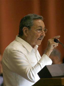 Raúl Castro durante su discurso en la Asamblea Nacional del Poder Popular. Palacio de las Convenciones, La Habana, 27 de diciembre de 2008. (AP)
Raúl Castro durante su discurso en la Asamblea Nacional del Poder Popular. (AP)