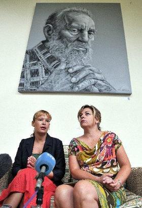  Leire Pajín (izquierda) y Elena Valenciano, conversan con la prensa en La Habana