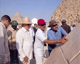 Raúl Castro, durante la visita a las pirámides de Giza, acompañado por el arqueólogo Zahi Hawass (con camisa azul). El Cairo, Egipto, 18 de julio de 2009. (YAHOO)