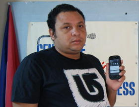 Roberto de Jesús Guerra Pérez muestra su teléfono móvil, el cual ha sido bloqueado en diversas ocasiones