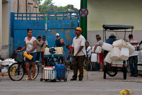 Un grupo de personas hace fila para la recolección de agua potable, en la oriental ciudad de Bayamo, en la provincia de Granma, en Cuba