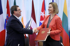 La jefa de la diplomacia europea, Federica Mogherini, y el ministro cubano de Exteriores, Bruno Rodríguez, durante la firma del acuerdo de diálogo y cooperación entre la Unión Europea y Cuba en Bruselas, el 12 de diciembre de 2016