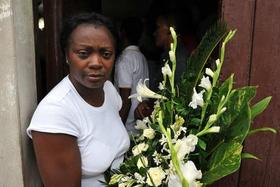 Berta Soler, portavoz de las Damas de Blanco, recibe un ramo de flores en la vivienda de la fallecida Laura Pollán