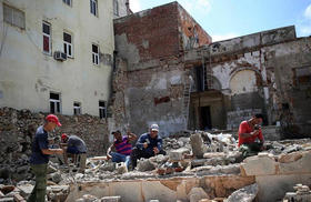 Obreros y militares trabajan en la rehabilitación de las zonas afectadas por el paso del huracán Irma, el 13 de septiembre, en la Habana, Cuba