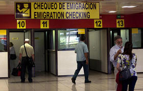 Chequeo de emigración en el Aeropuerto Internacional José Martí en La Habana