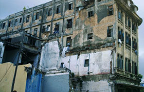 Uno de los tantos edificios deteriorados en La Habana