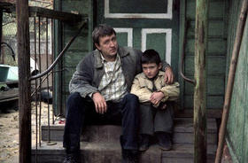 Igor Chernevich (padre) y Gleb Puskepalis (hijo), en una escena de Caminos a Koktebel