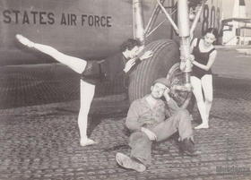 De izquierda a derecha: Nora Kaye, Fernando Alonso (en el centro, tumbado en el suelo), Alicia Alonso en esta foto de 1946, destinada para la primera gira en Europa del Ballet Theatre