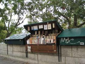 Puesto de venta de uno de los bouquinistes parisienses, vendedores callejeros de libros, revistas y postales a orillas del río Sena en la capital francesa, conocidos en todo el mundo