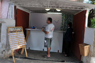 Una pequeña cafetería de propietarios privados en La Habana