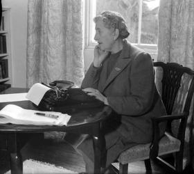 Agatha Christie fotografiada cuando trabajaba