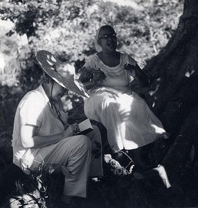 La escritora Lydia Cabrera, acompañada de una de sus informantes. Foto: Cuban Heritage Collection