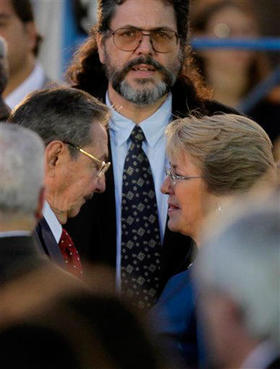 Raúl Castro y Michelle Bachelet, con Abel Prieto de fondo, el 11 de febrero en La Habana. (AP)