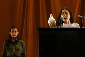 La bloguera Yoani Sánchez, durante la performance de Tania Bruguera en la Bienal de La Habana. (REUTERS) La bloguera Yoani Sánchez, durante la performance de Tania Bruguera en la Bienal de La Habana. (REUTERS)